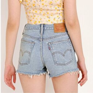 Levi’s Wedgie Jean Shorts Cutoffs Raw Hem Light Wash Button Fly Premium Size 28